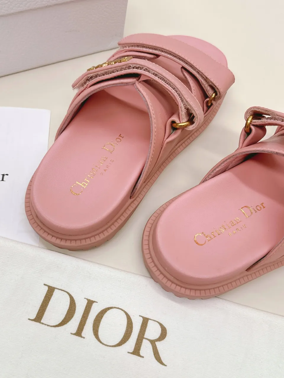 👟👟Ex-factory price 460👟👟 DIOR classic sandals This mixed sheepskin DiorAct sandal is fashionable. Paired with an insole that fits the shape of your foot, it's made of exceptionally lightweight and comfortable leather. The upper straps are fastened with Velcro and are decorated with a gold-finish metal "Dior" logo, which complements the style design. These sandals add a modern edge to any look.  🌟Fabric: Imported mixed sheepskin 🌟Lining: Imported sheepskin 🌟Outsole: TPU original outsole 🌟Code number: 35-42 (41 42 customized, non-returnable)
